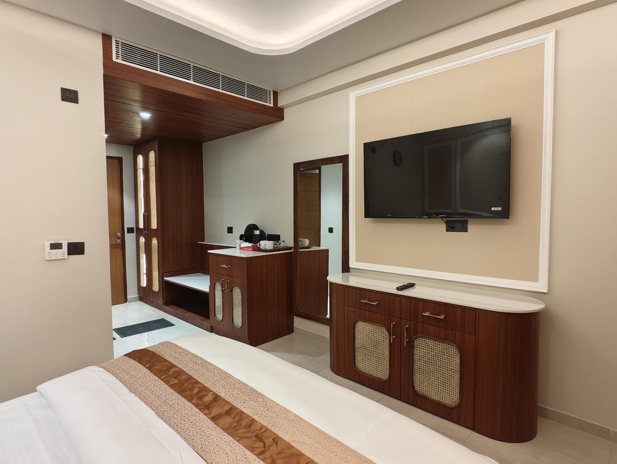 Bed and Breakfast Omaxe Hazratganj , Khusi Mahal Лакхнау Экстерьер фото