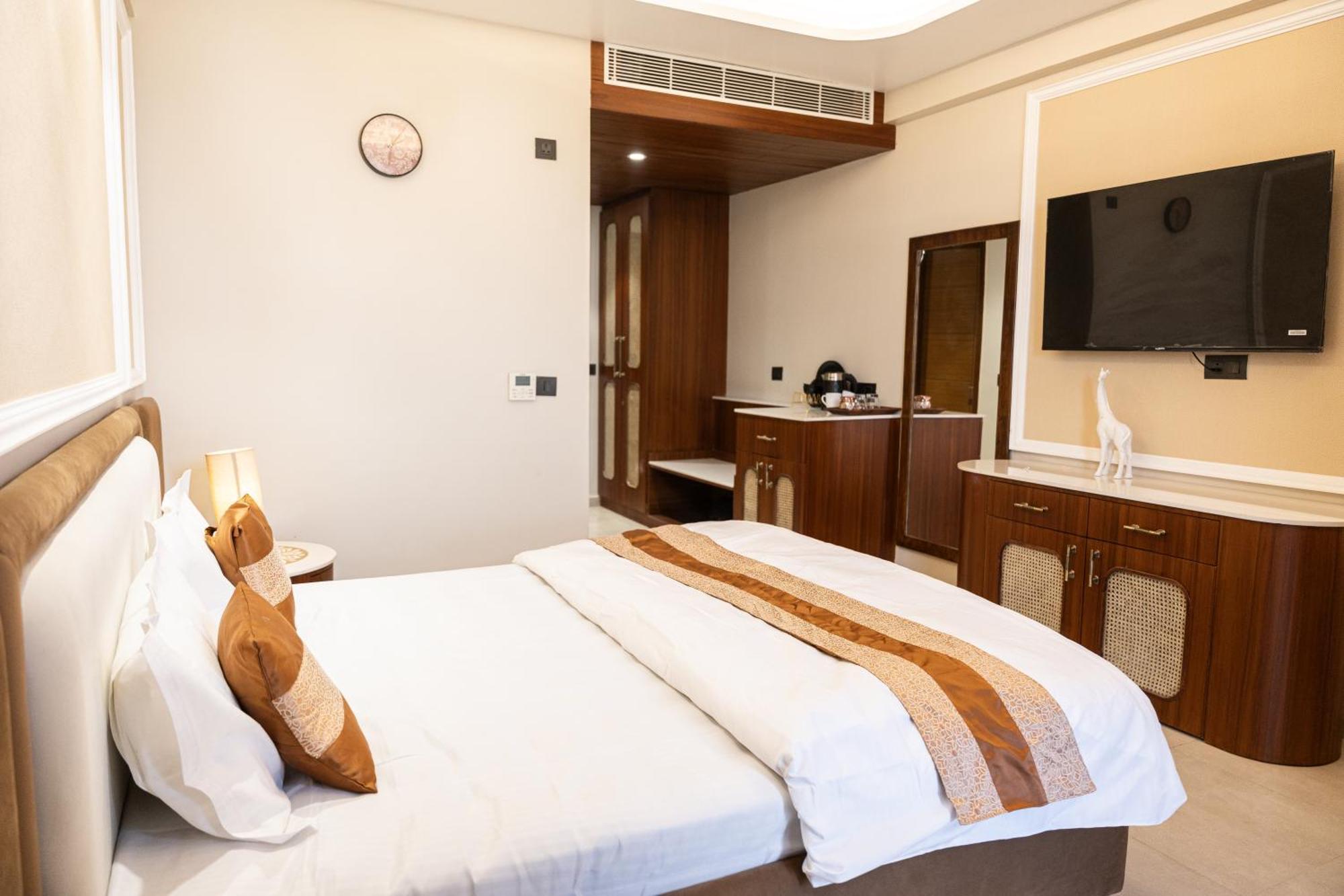 Bed and Breakfast Omaxe Hazratganj , Khusi Mahal Лакхнау Экстерьер фото